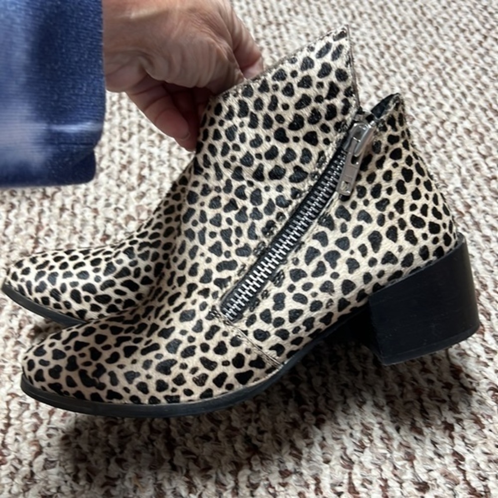 Woman’s booties - Picture 4 of 11